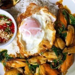 หอยแมลงภู่ผัดโหระพา (ราดข้าว)