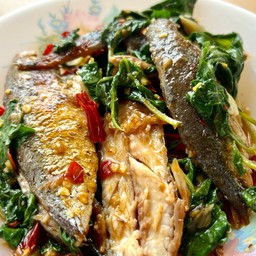 ข้าวราดกระเพราปลาทูทอด