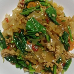เส้นใหญ่ผัดขี้เมาหมูสับ