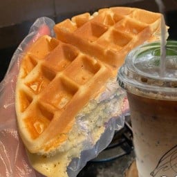 วาฟเฟิลไส้ทะลัก บ้านใบบัว