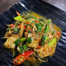 ผัดขึ้นฉ่ายเนื้อปลากะพง