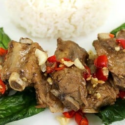 ซี่โครงหมูผัดกระเพรา (ราดข้าว)