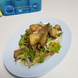 ยำปลาสลิดทอด
