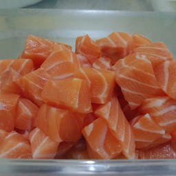 โปร!!แซลมอนซาชิมิหั่นเต๋า (200กรัม)