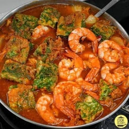 แกงส้มชะอมกุ้งสดไข่ปลาริวกิว