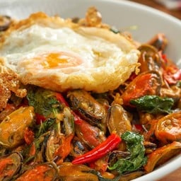 หอยแมลงภู่ผัดกระเพรา (ราดข้าว)