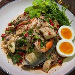 ยำขนมจีนปลาทูทะเลไข่ต้ม