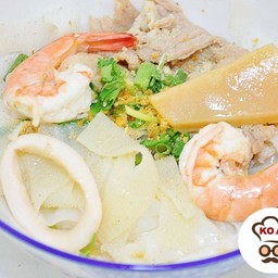ก๋วยเตี๋ยวรวมมิตร (เนื้อ+ทะเล)