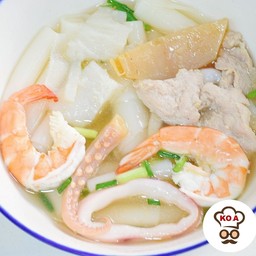 ก๋วยจั๊บน้ำใส รวมมิตร (เนื้อ + ทะเล)