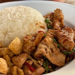กะเพราหมูชิ้นราดข้าว