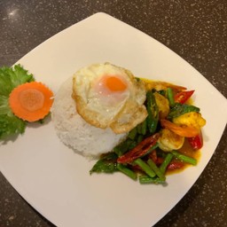 ข้าวราดผัดเครื่องแกง กุ้ง