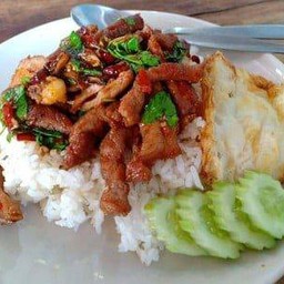 กระเพราหมูแดดราดข้าว