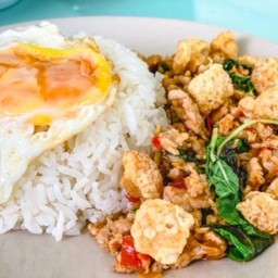 กะเพราหมูสับราดข้าว