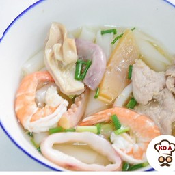 ก๋วยจั๊บน้ำใส รวมมิตร (หมู + ทะเล)