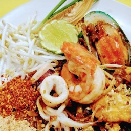 ผัดไทยประตูม่อน หมู่บ้านโกลเด้น อเวนิว