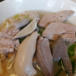 ก๋วยเตี๋ยวเครื่องในหมูน้ำใส