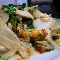 ผัดหน่อไม้ดอง หอยแมลงภู่ (กับข้าว)