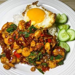 ผัดกระเพรากุ้งพริกแห้งพิเศษไข่ดาวราดข้าว