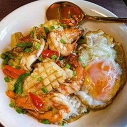 ทะเลผัดพริกน้ำมันหอยราดข้าวไข่ดาว