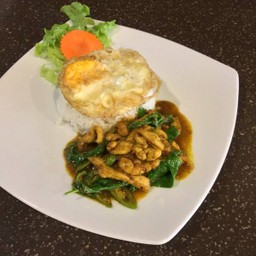 ข้าวราดผัดเครื่องแกงไก่