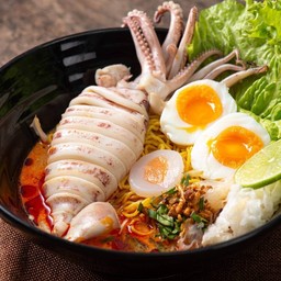 ก๋วยเตี๋ยวต้มยำปลาหมึก