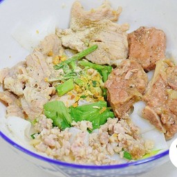 ก๋วยเตี๋ยว สามหมู (หมูหมัก+หมูสับ+ซี่โครงหมูตุ๋น)