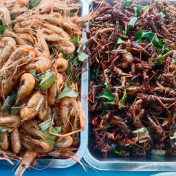 กุ้งทอดกับตักแตนทอด2อย่างรวมกัน