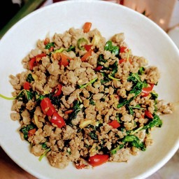 กระเพราหมูสับ (กับข้าว)