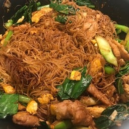 ผัดซีอิ๊วหมู (เส้นหมี่ขาว)