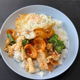 กะเพรา ไก่+ไส้กรอก+ไข่ดาว