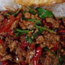 กระเพราหมูสับพร้อมข้าว