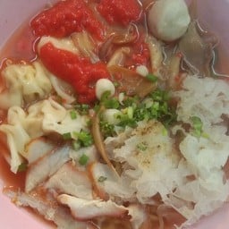 ชายสี่ บะหมี่เกี๊ยว หน้าเซเว่นตลาดไฟฟ้า