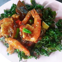 ไข่เยี่ยวม้ากระเพรากรอบกุ้ง