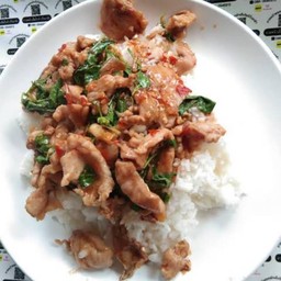 กระเพราหมูชิ้นราดข้าวชุดประหยัดอิ่ม