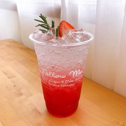 สตรอว์เบอร์รี่โซดา