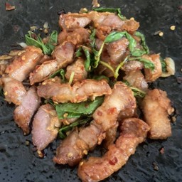 (กับข้าว)กระเพราหมูสามชั้นทอดกรอบ