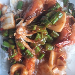 พริกแกง  ทะเล  ราดข้าว