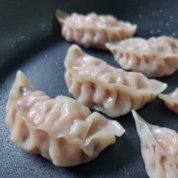 UTA GYOZA - อูตะ เกี๊ยวซ่า (ปั้นสด) Si racha