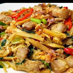 ข้าวราดกระเพราหมูกรอบใส่หน่อไม้