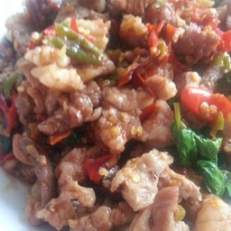 กระเพราเนื้อเป็นกับ
