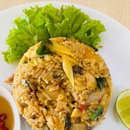 ข้าวผัดต้มยำไก่