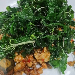 ไข่เยี่ยวม้ากระเพรากรอบ