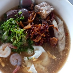 ก๋วยจั๊บรวมใส่ไข่ (หมู+กุ้ง+ตีนไก่)