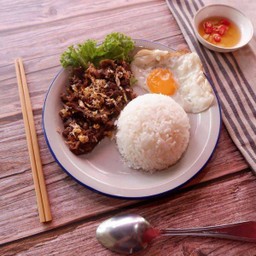 ข้าวเนื้อเทพทอดกระเทียม ไข่ลาวา