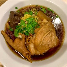 ก๋วยจั๊บญวนคุณแม่ กะเพรา ยำหมูยอรสเด็ด