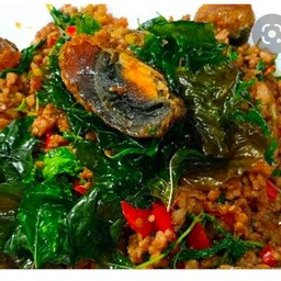 กระเพราหมุสับไข่เยี่ยวม้า(ราดข้าว)