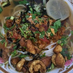 ขนมจีนไส้หมูกรอบ