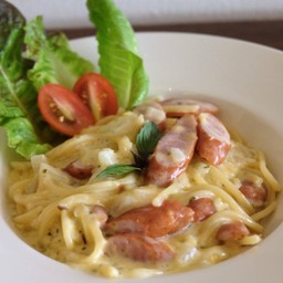 [อร่อยซ่ากับโค้ก] สปาเก็ตตี้คาโบนาร่าไส้กรอกหมูรมควัน +  โค้ก ออริจินัล (กระป๋อง)