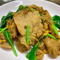 เส้นใหญ่ผัดซีอิ๊วหมู