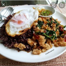 กระเพราไก่ใข่ดาวฟรี+นำ้ซุปร้อนๆ